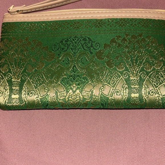 NWOT 4” x 7.5” cosmetic green & gold bag from Thailand Elphants trunk up - Picture 2 of 8